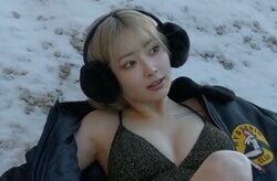 「スタイルがレベチ」ギャル界の神、ビキニ姿で雪の上で大胆ポーズ…豊満ボディの映え写真に絶賛の声「もう天使」