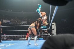 どうなってるの？ “元体操”金髪美女レスラーのフィニッシュ技に会場騒然…衝撃アクロバティックで“大金星”の瞬間