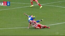 一発退場レベル！“殺人スライディング”にスタジアム震撼　王者バイエルンの“守備の要”デ・リフトが危険すぎる捨て身タックルで相手を吹っ飛ばす瞬間