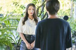 美脚すらりの爆モテ美人焼肉店員、束縛が強い彼氏と浮気相手から同時に告白され…バチバチの展開に『隣恋4』#8