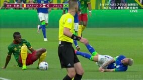 怒りの殺人タックル炸裂！ブラジル代表FWアントニーの高速ドリブルに置き去りにされたカメルーンDFの危険プレー