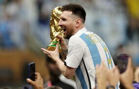 「泣いた」「おしゃれすぎる」アディダス、5度目の挑戦でW杯を制したメッシに粋な計らい！ 5人のメッシ、トロフィーを掲げるのは19歳のメッシ「これは感動」