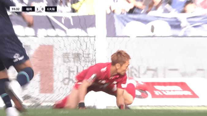 衝撃失点に騒然…ガンバGKが痛恨ミス「何やってるんだ」「無回転だから難しい」ファンの意見は真っ二つ「そっちに弾くんかい」「災難だ」 3枚目