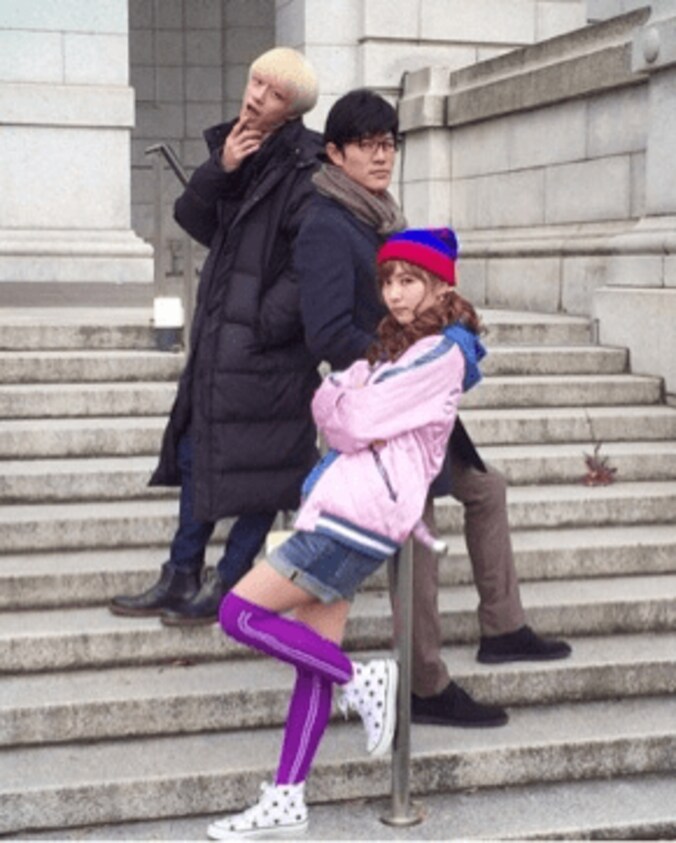 石川恋、鈴木亮平&坂口健太郎とキメオフショット公開 1枚目