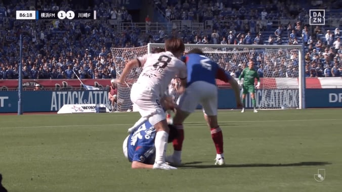 「意図的に踏んでない？」川崎MFの“激しすぎるデュエル”が物議！「蹴りは止めて」「何してんの」横浜FWへの危険行為にSNS騒然 3枚目