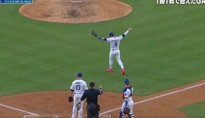 【写真・画像】何が起きた…？ 大谷翔平の打席で“謎のハプニング”「どうした」「ビックリした？」 相手投手が突然フラフラする… ファン騒然「珍プレー行き」　1枚目