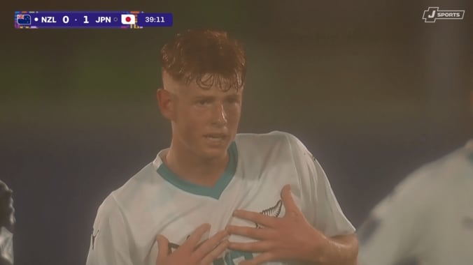 「けっこう悪質」U-20日本代表FWが“顔面ビンタ＆肘打ち”の被害…「レッドを出すべき」ラフプレーに映像判定要求→退場なしにファン憤慨 4枚目