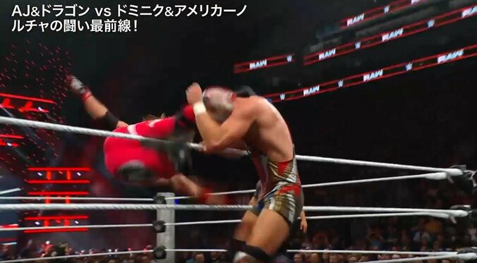 不穏な動きに気付いてカットするAJ