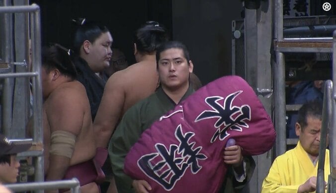 花道奥に「座布団持ってるイケメン」付け人力士の姿に熱視線「なんかカッコイイ人いる」 4枚目