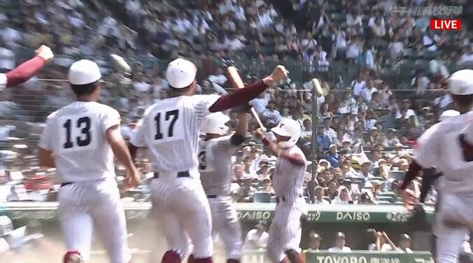 堅守VS堅守 甲子園を沸かせた守り合いは鳥栖工が延長12回サヨナラ勝ちで甲子園初勝利 敗れた富山商にもスタンドから大拍手 1枚目