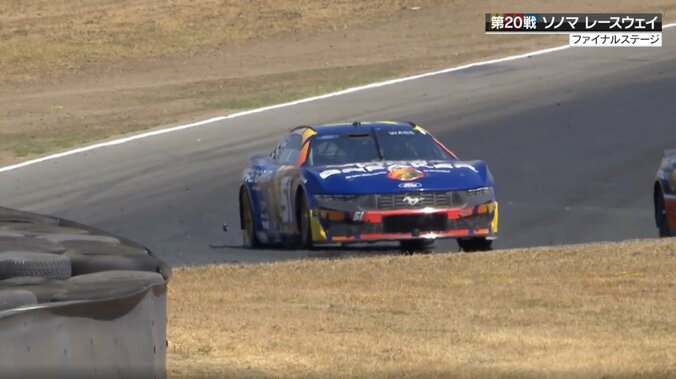 突然、何が？レース中に「タイヤがとれた！」 衝撃の瞬間にファン騒然「あっぶな！」「なんかとれてる！」 3枚目