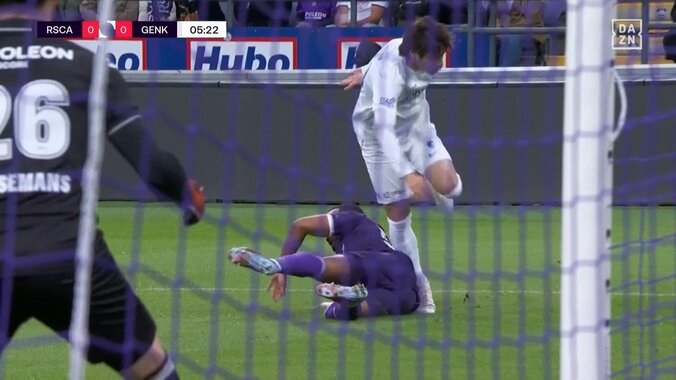 「惚れ惚れする」伊東純也が左サイドを爆走！「流石チャンスメイカー」華麗なボールタッチで相手を抜き去った瞬間 4枚目