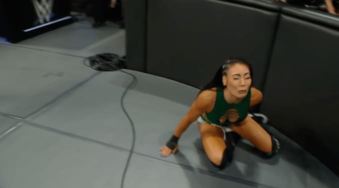 【映像】これは痛い…女子レスラー、“神回避”され悶絶