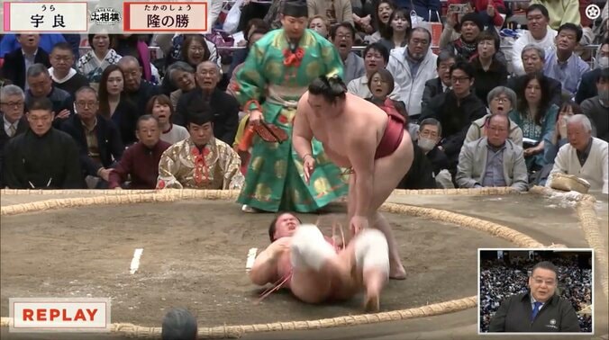 土俵上で人気力士が一回転！ 「なにいまの」「最高の受け身」予想外の決着に館内騒然、本人も驚きの表情 4枚目
