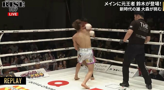 2ラウンド終了間際、奥山の右が炸裂