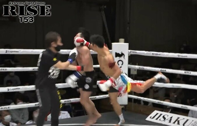 レフェリーが声を荒げ「当たってない」“ローブロー”アピールを完全否定する珍事 「フリは初めて見ました…」解説も困惑 2枚目