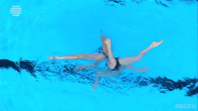 噓でしょ? 蹴られた男子は空中回転！女子が水中から高く“蹴上げる”大胆ペアアクロが衝撃的「瞬発力が非常に大きい」 5枚目