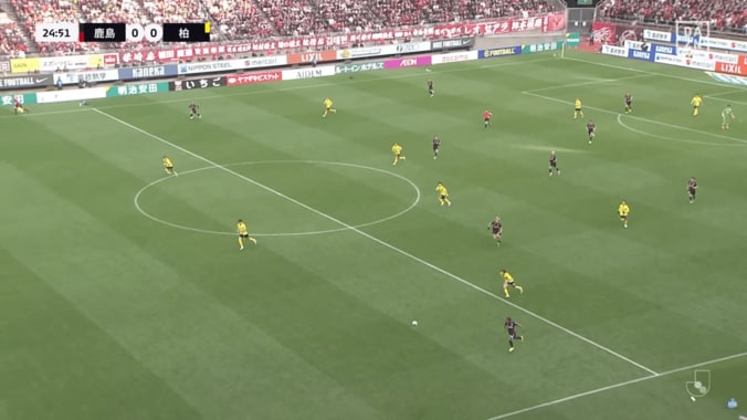 「また神に近づいた…」鹿島最強GKの“ありえない切り替え”にファン衝撃！PKキャッチ→60m超絶パントキック「レベル高すぎ」 4枚目