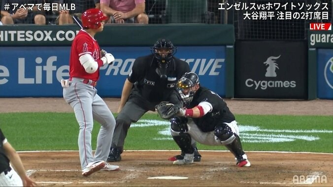 大谷翔平、思わずのけぞる 低めぎりぎりの速球を“見切り”も判定ストライクで見逃し三振 ファンは「いい球すぎた」とお手上げ 1枚目