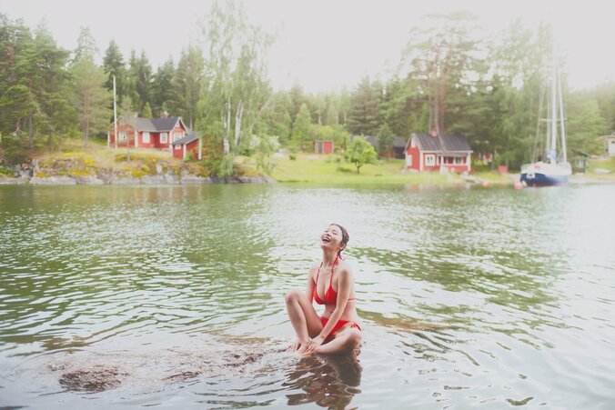 【写真・画像】長濱ねる、鮮やかなオレンジ色の水着で笑顔満開の1枚 2nd写真集の先行カット第6弾　1枚目