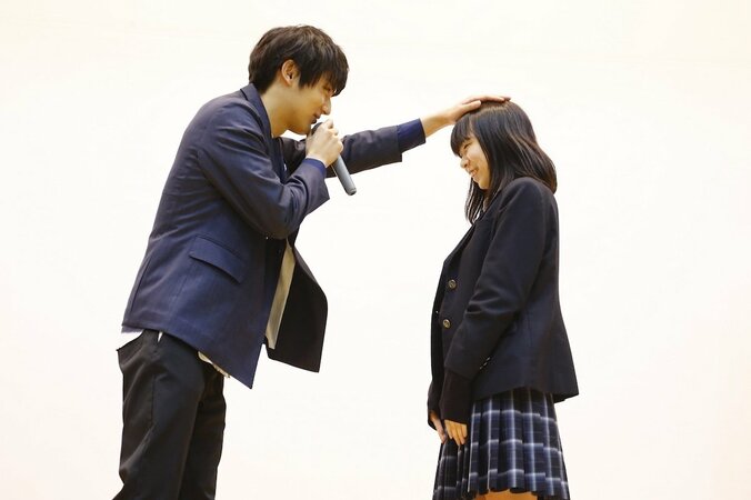 中川大志、始業式にサプライズ登場　学生に“頭ぽんぽん”のサービスも 3枚目