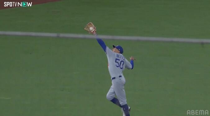 ベッツ、超絶ジャンピングキャッチのファインプレー