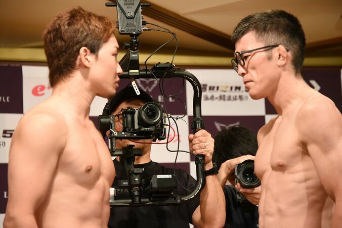 「未来の身体がなんか…」「青木の方が仕上がってる」公開計量でファンざわめき 「積み上げてきたものが」淡々と青木真也 腕組みの朝倉未来は「凄い試合を見せます」 4枚目