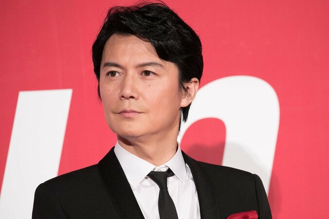 福山雅治、銃を構えた男前ショットを披露　鬼気迫る表情に「たまらん！」の声 1枚目