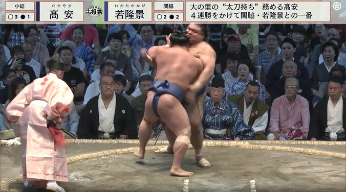 土俵際で若隆景を組み止めた高安