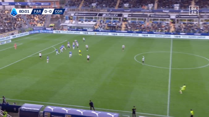 えっ、鈴木彩艶が蹴るの！？GKなのにピッチ中央のFK担当→決定機演出「戦術ザイオンすぎるw」「キックえぐい」ファン騒然 4枚目