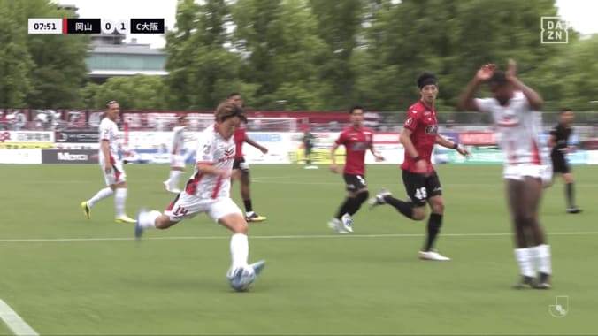 右足を振り抜く横山夢樹