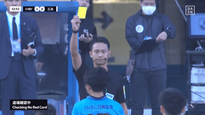 「理解できない判定…」川崎MFが“危険な踏みつけ”で広島MF悶絶「本人が退場を一番確信」「故意ではないだろうけど…」まさかのジャッジにSNS騒然 5枚目