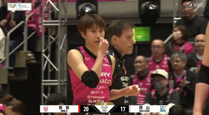 女子バレー、選手が鼻に詰め物姿でコートへ…カメラが捉えた珍光景 花粉症の影響か？ 3枚目
