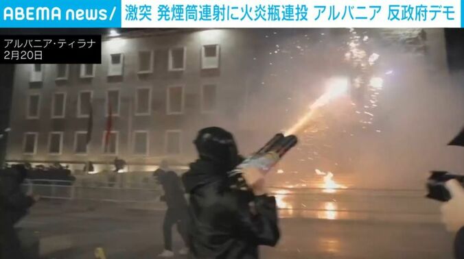 発煙筒を使うデモ隊