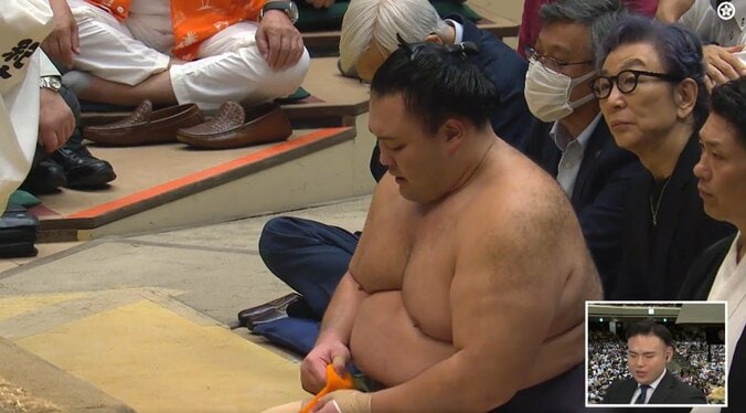 「え、これホンモノ?」朝乃山の背後に“まさか”の人物 熱海富士を撃破で館内騒然での一コマ 3枚目
