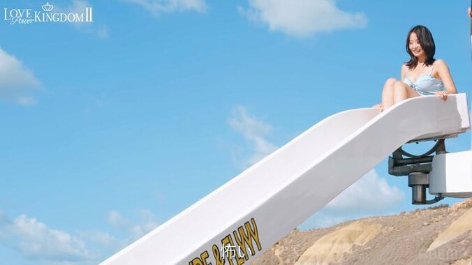 元AKB48、一つの浮き輪で元JR駅員の体の上にピタリ密着！ 水着姿での刺激的すぎる戯れに「おいおいおい！」「男の最終形」の声 4枚目