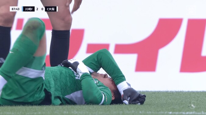 「出血してる…」Jリーグで“肘が顔面直撃”の危険シーン「エリソンも福井も大丈夫か？」「事故とはいえダメ」「目元が切れてる」ファン騒然の瞬間 3枚目