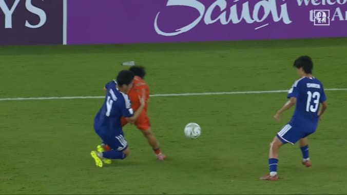 「怖すぎる…」中国代表DFの“顔面体当たり”に日本代表DFが悲鳴！「完全にアフター」「レッドカード出してよ」終了間際の暴挙がまさかのお咎めなし【U23アジアカップ】 3枚目