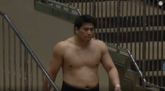 【写真・画像】「何で今ので勝つんだ」「瞬間移動」宇良、絶体絶命から“驚異の動き”で大逆転 元若の里も称賛「普通だったら押し出されます」　1枚目