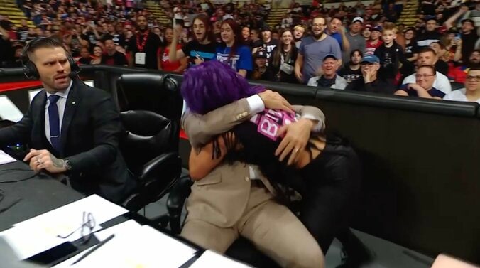 その後、いきなり実況席に飛び込み“ハグ＆キス”