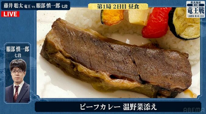ビーフカレーにトッピングされた牛肉