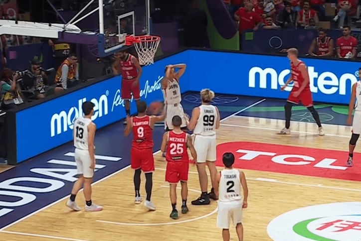 【写真・画像】神業炸裂！167cm富樫勇樹、“ふんわりショット”で205cmを翻弄「まさに沢北！」「あんたが大将！」スラムダンク風フローター弾にネット驚愕【バスケ日本代表】　1枚目