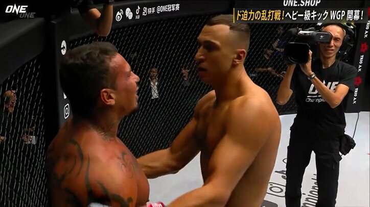 「ノー、ノー、ノー」52秒の衝撃TKO、敗者が猛抗議も「止めて正解」レフェリー支持の声が殺到