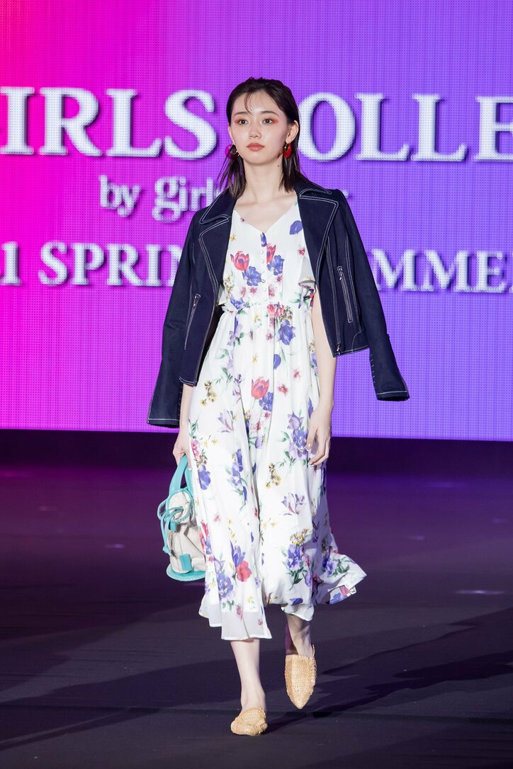 江野沢愛美、美脚際立つミニボトム&爽やかワンピースで『TGC』ランウェイ2度歩く