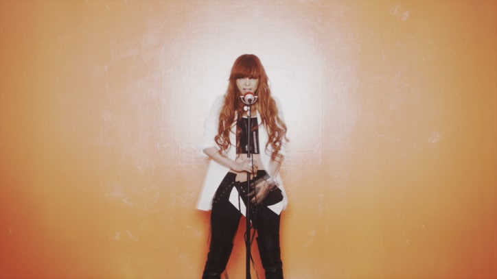 安室奈美恵ファッション総選挙ランキング発表、キャリア25年で最も愛された作品1位は？