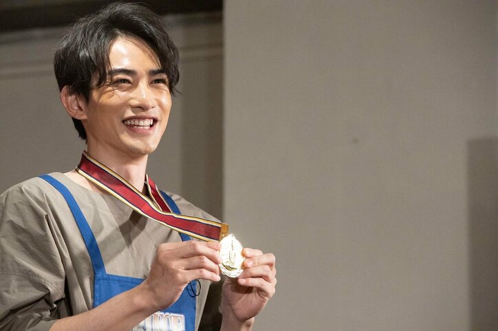 片寄涼太が“もこみち流”のクッキングを披露! 「一度やってみたかった」