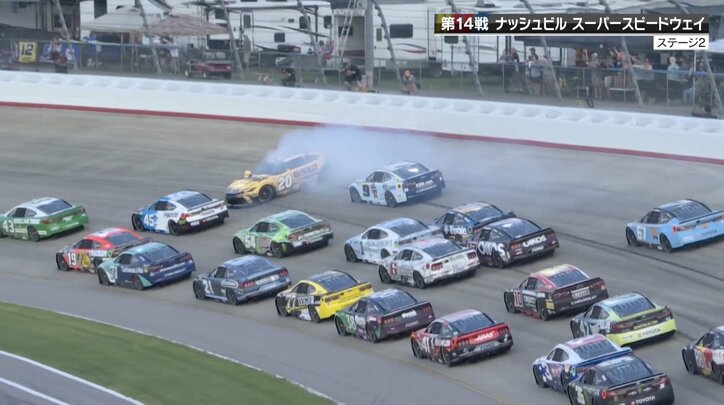 【写真・画像】誰にぶつけられたんだ！？ トヨタのマシンが“斜め後ろから”壁へ 「コーナー入る前から接触してた」アクシデントにXも騒然　1枚目