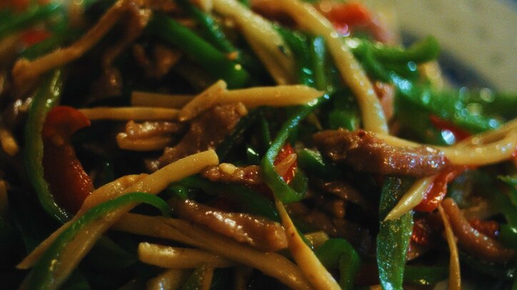 お葬式のお弁当、お通夜のお寿司、ひとりで食べる冷凍パスタ…映画『ウィーアーリトルゾンビーズ』のリアルな食事写真