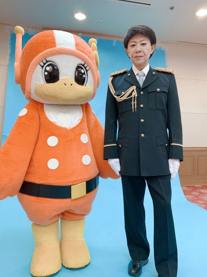 美川憲一、警察の制服姿を公開「似合ってると思わない？」