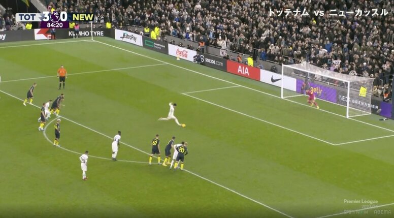 スタジアムが大歓声に揺れる！「スゴすぎる」「もはや伝説」 8シーズン連続プレミアリーグ2桁ゴールの大偉業達成！ “アジア人No.1”ソン・フンミンが超高速PKを冷静に叩き込んだ瞬間